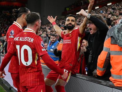 محمد صلاح يحتفل مع زملائه بتسجيل الهدف الثاني لليفربول في مرمى مانشستر سيتي بالدوري الإنجليزي الممتاز - 1 ديسمبر 2024 - X/@LFC_Arabic