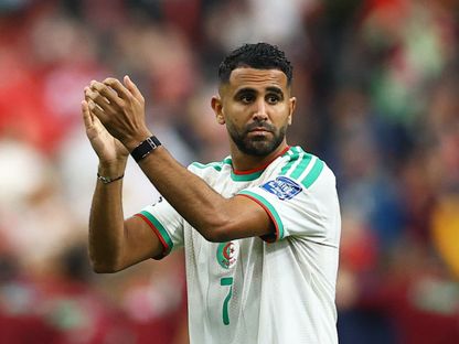 رياض محرز يحيي الجماهير عقب مباراة الجزائر وسويسرا في كأس العالم - 3 يوليو 2026 - REUTERS