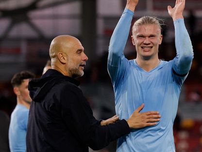 بيب غوارديولا مدرب مانشستر سيتي مع مهاجمه إيرلينغ هالاند بعد الفوز على برينتفورد في الدوري الإنجليزي - 5 أكتوبر 2025 - Reuters