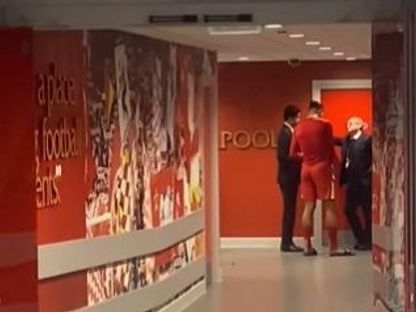 قائد ليفربول فان دايك في حديث مطول مع ناصر الخليفي ومستشاره لويس كامبوس - 11 مارس 2025 - X/@CasseJosue