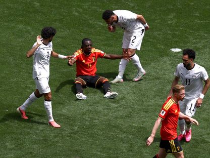 ياسر إبراهيم مدافع مصر في حديث مع دوكو لاعب بلجيكا في كأس العالم - 15 يونيو 2026 - Reuters
