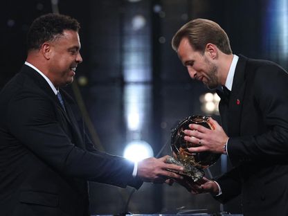 هاري كين يتسلّم جائزة "الكرة الذهبية" من رونالدو نازاريو - 26 أكتوبر 2026 - X/@FCBayern