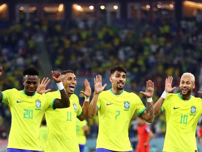 لاعب البرازيل نيمار يحتفل بالتسجيل مع فينيسيوس جونيور ورافينيا ولوكاس باكيتا في كأس العالم 2022 - 5 ديسمبر 2022 - Reuters