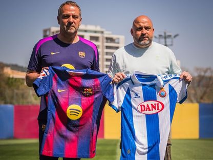 هانزي فليك مدرب برشلونة ونظيره في إسبانيول مانولو غونزاليس قبل ديربي كتالونيا - 11 أبريل 2026 - X@FCBarcelona