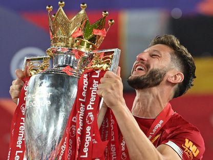 آدم لالانا لاعب ليفربول السابق يحتفل بعد التتويج بالدوري الإنجليزي الممتاز - REUTERS
