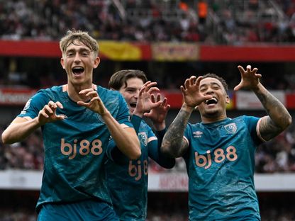 فرحة مدافع بورنموث دين هويسن رفقة زملائه بهدفه في مرمى أرسنال في الدوري الإنجليزي الممتاز - 3 مايو 2025 - Reuters