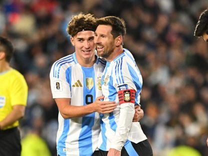 ليونيل ميسي يحتفل بالتسجيل ضد فنزويلا مع جوليان ألفاريز  بتصفيات أمريكا الجنوبية لكأس العالم - 4 سبتمبر 2025 - Reuters