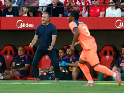 هانزي فليك مدرب برشلونة خلال مواجهة إشبيلية بالدوري الإسباني - 5 أكتوبر 2025 - Reuters