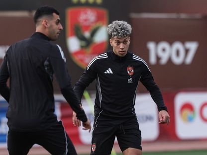 إمام عاشور (يمين) يوسف بلعمري خلال مران الأهلي قبل لقاء الجيش الملكي - 13 فبراير 2026 - X/@AlAhly