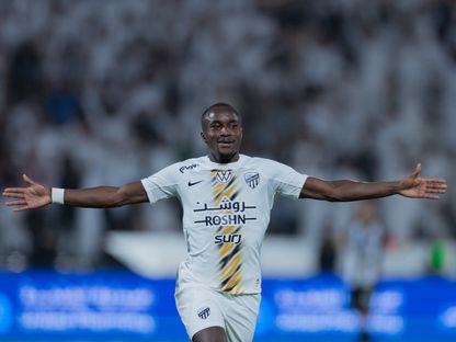 احتفال موسى ديابي لاعب الاتحاد بتسجيل هدف في مرمى الشباب بالدوري السعودي - 20 مايو 2025 - X/@aawsat_spt