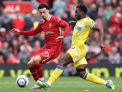 لاعب كريستال بالاس إيدي نيكيتاه يحاول خطف الكرة من لاعب ليفربول كورتيس جونز 25-5-2025 - Reuters