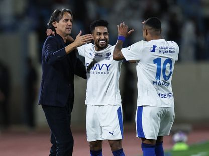 سيموني إنزاغي مدرب الهلال مع مالكوم وسالم الدوسري خلال مباراة الأخدود في الدوري السعودي - 5 فبراير 2026 - Reuters