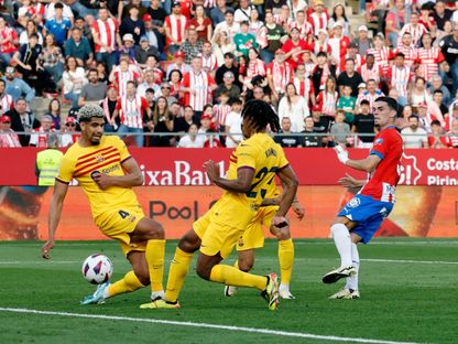 ميغيل غوتيريز لاعب جيرونا يسجل هدف فريقه الثالث بمواجهة برشلونة في الدوري الإسباني - 4 مايو 2024 - REUTERS