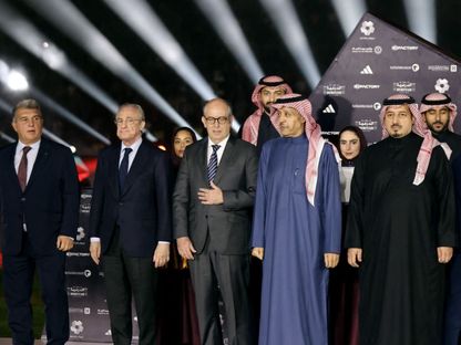 رئيسا برشلونة وريال مدريد لابورتا وبيريز يسار الصورة خلال نهائي السوبر الإسباني بالسعودية 2023 - 16 يناير 2023 - Reuters