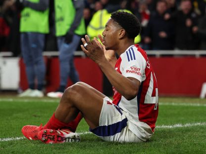 مايلز لويس سكيلي لاعب أرسنال يحتفل بهدفه أمام مانشستر سيتي في الدوري الإنجليزي - 2 فبراير 2025 - Reuters