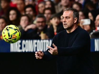 هانزي فليك خلال مباراة أتلتيكو مدريد وبرشلونة بالدوري الإسباني - 4 أبريل 2026 - Reuters