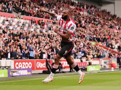 إيغور تياغو مهاجم برينتفورد يحتفل بأحد هدفيه في مرمى مانشستر يونايتد في الدوري الإنجليزي - 27 سبتمبر 2025 - Reuters