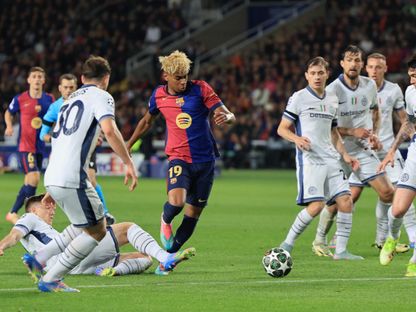 اليساندرو باستوني (أقصى يمين الصورة) لاعب إنتر ميلان الإيطالي في مواجهة لامين يامال لاعب برشلونة - 30 إبريل 2025 - REUTERS