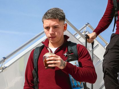 جيانلوكا بريستياني لدى وصوله مع بعثة بنفيكا إلى العاصمة الإسبانية لمواجهة ريال مدريد في دوري أبطال أوروبا - 24 فبراير 2026 - X/@SLBenfica