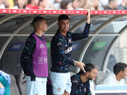 كريستيانو رونالدو على دكة بدلاء منتخب البرتغال خلال مباراة كرواتيا الودية- 8 مايو 2024 - Reuters