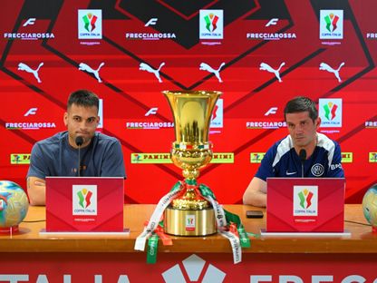 مدرب إنتر ميلان كريستيان تشيفو ولاعب الفريق لاوتارو مارتينيز في المؤتمر الصحفي الخاص بنهائي كأس إيطاليا - 12 مايو 2026 - X/@Inter