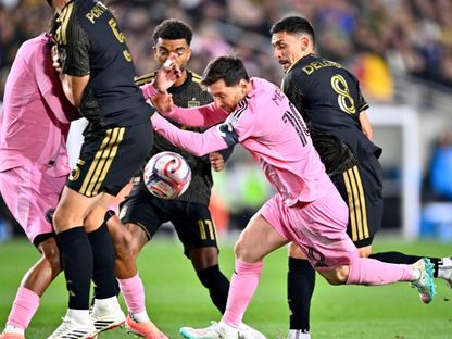 ليونيل ميسي محاصر في مباراة خيرية بين إنتر ميامي ولوس أنجلوس اف سي - 21 فبراير 2026 - Reuters