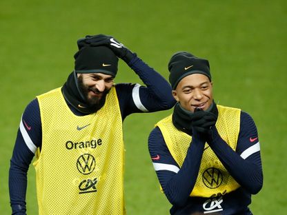 مبابي وبنزيما في حصة تدريبية سابقة للمنتخب الفرنسي - 12 نوفمبر 2021 - Reuters
