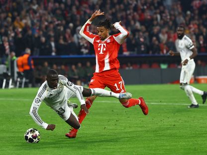 فيرلان ميندي مدافع ريال مدريد يسقط بعد احتكاك مع مايكل أوليس جناح بايرن ميونيخ - 15 أبريل 2026 - Reuters