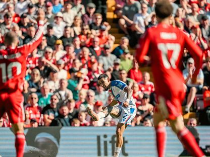 مونوز لاعب كريستال بالاس يسجل هدفاً أمام ليفربول خلال سقوط الحارس وودمان مصاباً - 25 أبريل 2026 - X/@CPFC