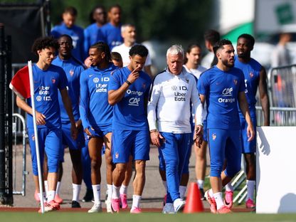 ديدييه ديشان مدرب فرنسا مع لاعبيه قبل التدريب لمواجهة العراق في كأس العالم - 18 يونيو 2026 - Reuters