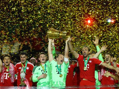 لاعب بايرن ميونيخ مانويل نوير يحتفل بالفوز بكأس ألمانيا مع زملائه ضد شتوتغارت - 23 مايو 2026 - Reuters