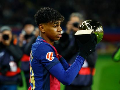 لامين يامال يقدم جائزة الفتى الذهبي في مباراة برشلونة وليغانيس بالدوري الإسباني - 15 ديسمبر 2025 - Reuters