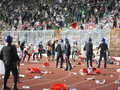 رجال الأمن يحاولون منع الجمهور من اقتحام الملعب في مباراة شباب قسنطينة واتحاد الجزائر - 3 يونيو 2024 - AWP