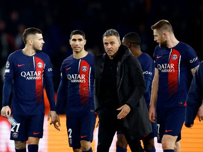 مدرب باريس سان جيرمان لويس إنريكي مع لاعبي الفريق بعد الخسارة أمام نيوكاسل في دوري أبطال أوروبا - 28 نوفمبر 2023 - Reuters