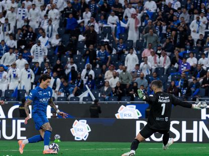 داروين نونيز لدى تسجيله هدفاً للهلال في مرمى الفتح بالدوري السعودي - 22 نوفمبر 2025 - X/@Alhilal_FC