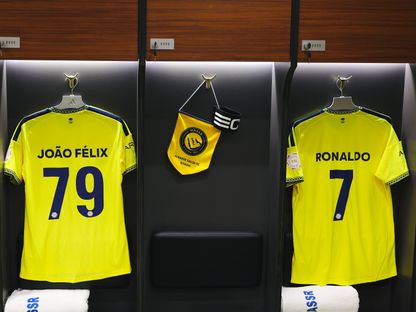 قميصا كريستيانو رونالدو وجواو فيليكس قبل مباراة بين النصر والفيصلي بالدوري السعودي - 23 اكتوبر 2026 - X/@AlNassrFC