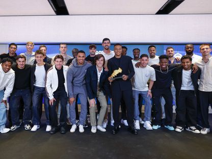 كيليان مبابي يحمل جائزة الحذاء الذهبي لأفضل هداف في أوروبا مع زملائه في ريال مدريد ومدربه تشابي ألونسو - 31 أكتوبر 2025 - X/@realmadrid