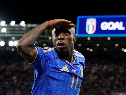 مويس كين مهاجم المنتخب الإيطالي يحتفل بهدفه في مرمى أيرلندا الشمالية في نصف نهائي ملحق كأس العالم - 26 مارس 2026 - Reuters