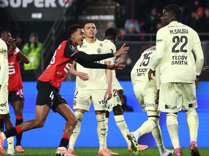 لاعبو ستاد رين يحتفلون بالتفوق على موناكو برباعية في الدوري الفرنسي - 22 نوفمبر 2025 - Reuters