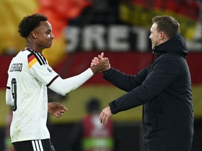 يوليان ناغلسمان مدرب ألمانيا يصافح لاعبه الشاب أسان أويدراوغو بعد تسجيله الهدف السادس في شباك سلوفاكيا - 17 نوفمبر 2025 - REUTERS