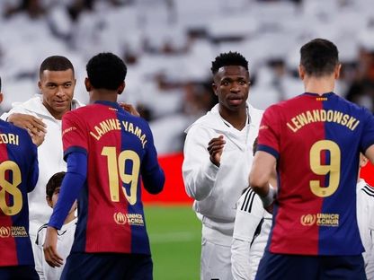 فينيسيوس وكيليان مبابي مهاجما ريال مدريد يصافحان روبرت ليفاندوفسكي ولامين يامال ثنائي برشلونة في الكلاسيكو - 25 أبريل 2025 - X@MARCA