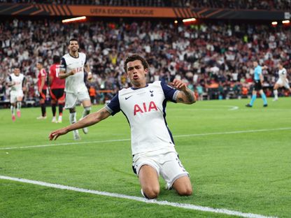 برينان جونسون مهاجم توتنهام هوتسبير يحتفل بهدفه في مرمى مانشستر يونايتد في نهائي الدوري الأوروبي - 21 مايو 2025 - Reuters