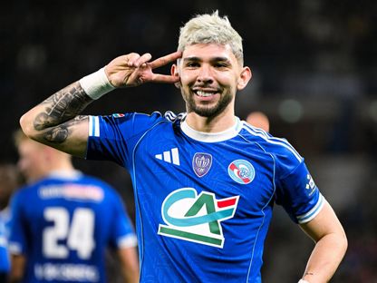 احتفال خوليو سيزار إنسيسو بهدف ستراسبورغ الثاني في مرمى بريست بربع نهائي كاس فرنسا - 3 مارس 2026 - X/@RCSA