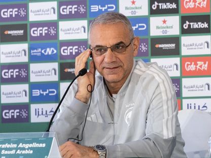 سيرافيم أنجيليناس مساعد مدرب السعودية خلال مؤتمر صحفي قبل مباراة العراق ضمن كأس الخليج "خليجي 27" - 28 سبتمبر 2026 - X/SaudiNT
