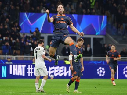 كارلوس أوغوستو مهاجم إنتر ميلان الإيطالي يحتفل بعد تسجيله هدفاً في شباك كيرات ألماتي - 5 نوفمبر 2025 - REUTERS