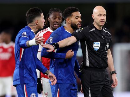 ريس جيمس وإنزو فرنانديز ثنائي تشيلسي يتحدث مع الحكم أنطوني تايلور خلال مواجهة أرسنال بالدوري الإنجليزي - 30 نوفمبر 2025 - Reuters