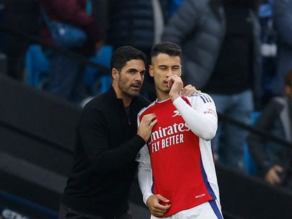 مدرب أرسنال ميكيل أرتيتا وغابرييل مارتينيلي خلال مباراة ضد مانشستر سيتي - 22 سبتمبر 2024 - Action Images via Reuters