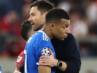 عناق بين مدرب ريال مدريد تشابي ألونسو ومهاجمه كيليان مبابي بعد نهاية مباراة أولمبياكوس في دوري أبطال أوروبا - 26 نوفمبر 2025 - REUTERS