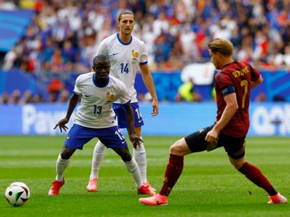 نغولو كانتي وكيفن دي بروين خلال مباراة بين فرنسا وبلجيكا في "يورو 2024" - 1 يوليو 2024 - Reuters