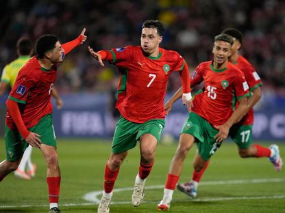 عثمان ماعما يحتفل مع لاعبي المغرب بهدف ضد البرازيل في مونديال الشباب - 1 أكتوبر 2025 - X/@ariyadhiah